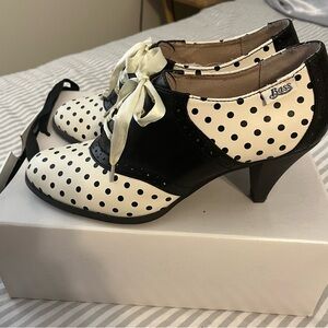Bass black and cream polkadot shoes